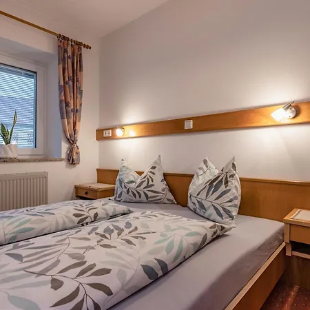Gaestehaus Eder Apartmán Tröpolach